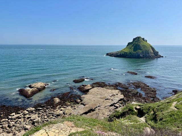 Landscape picture of Thatchers Rock in Torquay