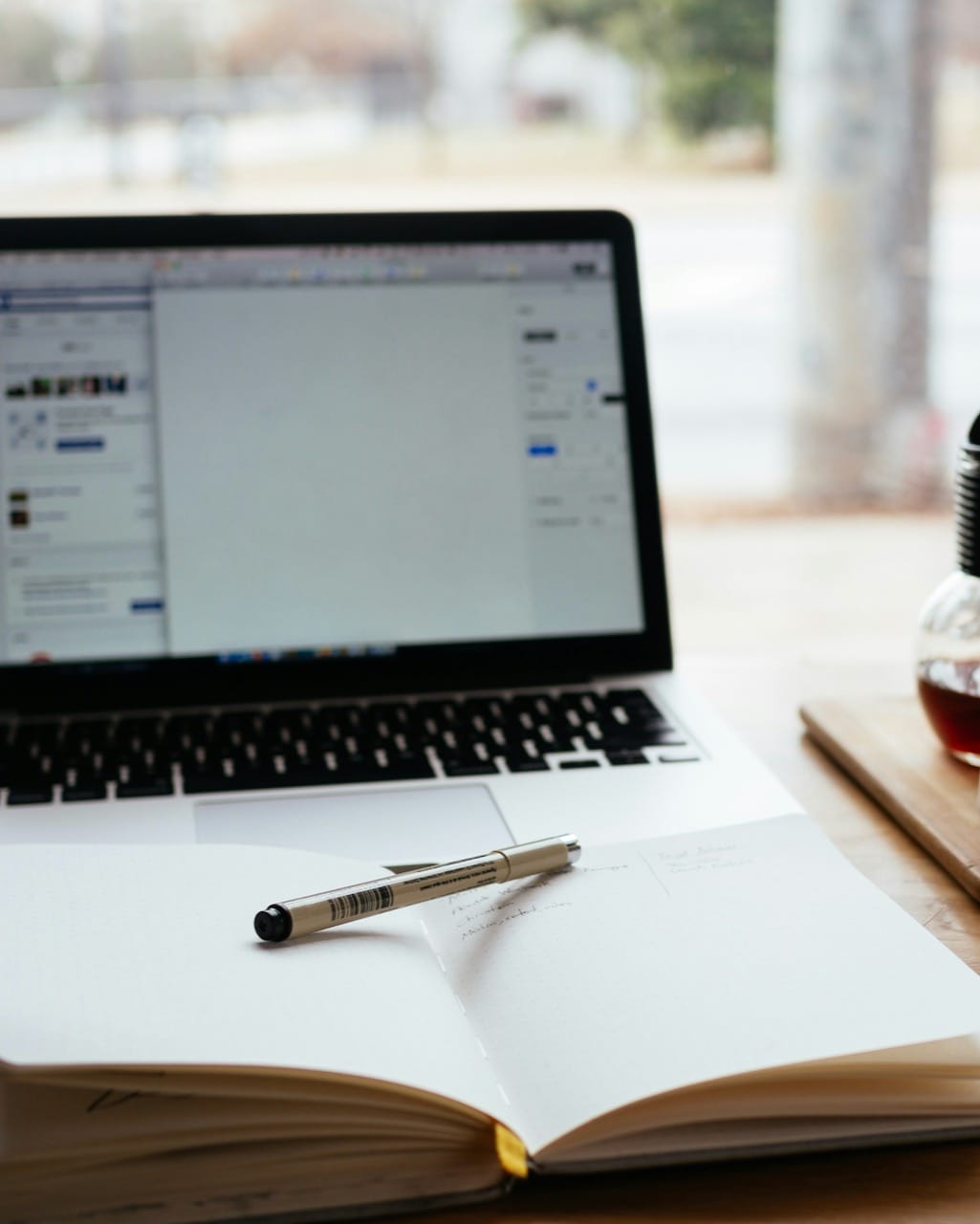 email marketing at a desk in torquay-copywriting-torquay